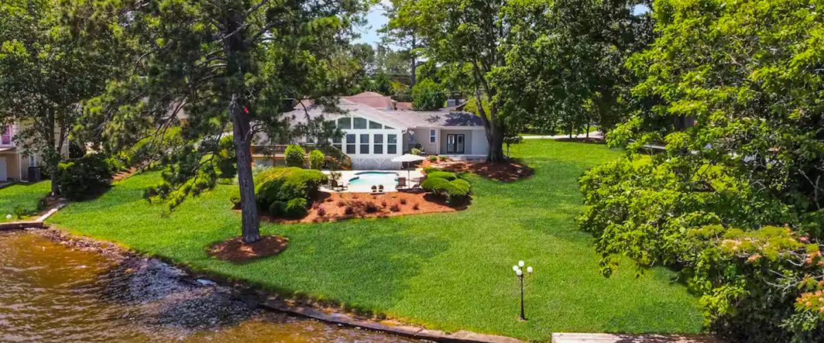 Lakeshore Retreat back yard, elevated above lake